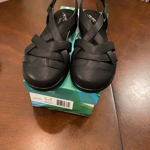 Easy Street “Garrett” comfort wave shoes. 9W